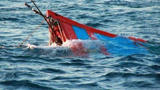 Điều tra nguyên nhân vụ tàu cá bị đâm chìm khiến 6 ngư dân rơi xuống biển 