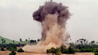 Nam thiếu niên suýt mất mạng vì ném vật liệu nổ