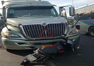 Huế: Xe container kéo lê xe máy hơn hàng chục mét khiến cặp vợ chồng thương vong