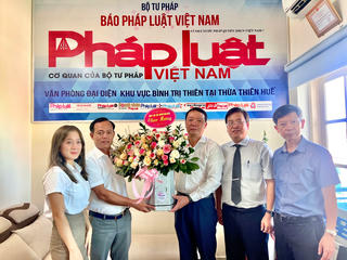 Cơ quan, đơn vị chúc mừng Văn phòng đại diện Báo PLVN khu vực Bình Trị Thiên nhân dịp 21/6
