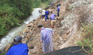 Đường sắt tê liệt do sạt lở, 1.200 hành khách bị mắc kẹt