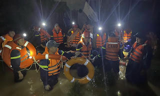 Huế: Lũ dâng cao trong đêm, lực lượng cứu hộ xuyên đêm giúp dân