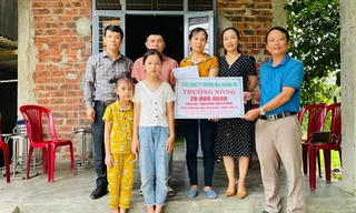 Tuyên dương nữ công nhân nhặt được túi vàng trả người đánh rơi