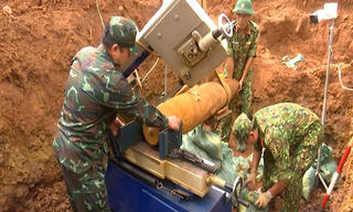 Xử lý quả bom nặng 227 kg dưới nền đất làm trang trại ở Quảng Trị