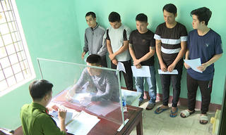  Triệt xóa tụ điểm đánh bạc tại quán cà phê bóng đá, bắt giữ 6 đối tượng