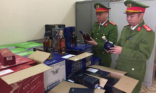 Xe ô tô chở gần 900 chai rượu ngoại không rõ nguồn gốc