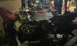 Huế: Tài xế ô tô tông liên hoàn 8 xe máy rồi bỏ chạy