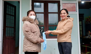 Nhặt được hơn 15 triệu đồng, người phụ nữ nhờ công an trả lại chủ tài sản