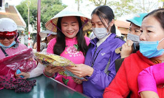 Gian hàng 0 đồng “1.000 áo dài – Trao tặng yêu thương”