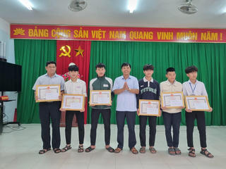 Khen thưởng 6 người dũng cảm cứu nạn nhân đuối nước trên biển