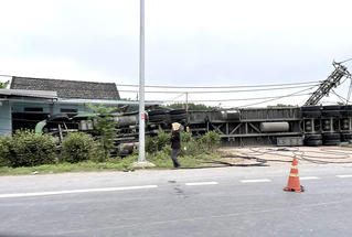 Xe container mất lái đâm thẳng vào nhà dân