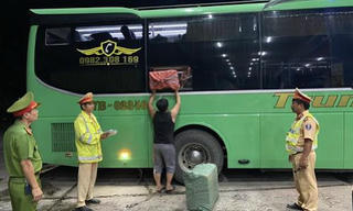 Bắt quả tang xe khách chở gần 10.000 gói thuốc lá lậu