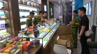 Núp bóng quán cà phê kinh doanh hơn 1.000 máy hút thuốc lá điện tử trái phép