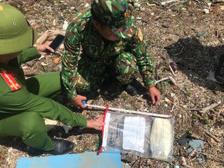 Phát hiện túi bột trắng nghi ma túy dạt vào bờ biển