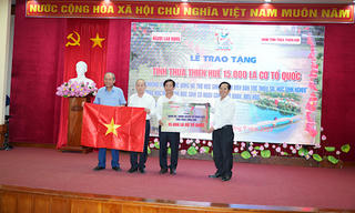 Trao tặng 15.000 lá cờ Tổ quốc và 100 suất học bổng cho tỉnh Thừa Thiên Huế