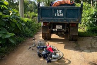 Tìm nguyên nhân tai nạn khiến 1 nữ sinh tử vong, 1 em bị thương trên đường