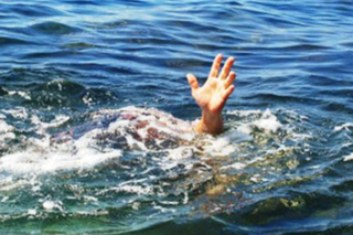 Bé 2 tuổi tử vong dưới mương gần nhà