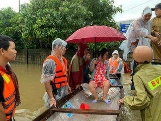 Nước lên cao, người dân Huế phải treo xe, đi thuyền trên phố