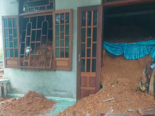 Công an đục tường cứu 2 vợ chồng bị hàng trăm khối đất vùi lấp