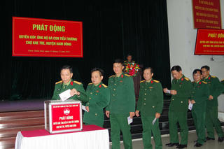 Lực lượng vũ trang tỉnh Thừa Thiên Huế sẻ chia với tiểu thương chợ bị cháy