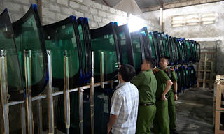 Triệt phá đường dây sản xuất, buôn bán kính xe ô tô giả quy mô lớn