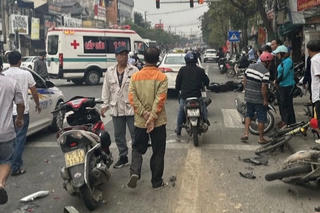 Taxi tông loạt xe máy dừng đèn đỏ tại Huế