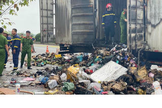 Xe ô tô chở bưu phẩm bất ngờ bốc cháy 