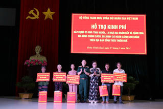 Trung tướng Phạm Trường Sơn thăm, tặng quà tại tỉnh Thừa Thiên Huế