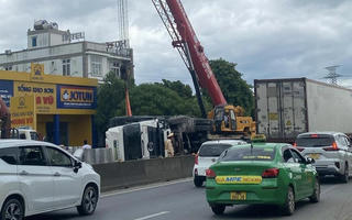Xe tải lật nghiêng trên Quốc lộ 1A, giao thông qua cầu Gianh lại ùn tắc