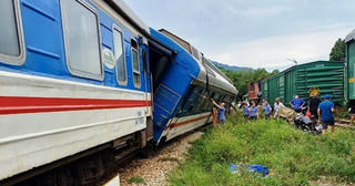 Đã thông tuyến vụ tàu SE11 trật đường ray tại Thừa Thiên Huế