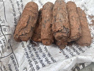 Phát hiện 8 quả đạn chưa nổ trong bao rác chuẩn bị đưa vào lò đốt