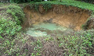 Xuất hiện 2 hố sụt lún gần nhà dân sau đợt mưa lớn ở Quảng Bình