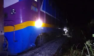 Đầu máy tàu chở hàng trật bánh khỏi đường ray ở Lăng Cô