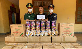 Bắt giữ đối tượng vận chuyển hơn 5,5 tạ pháo từ Lào về Việt Nam tiêu thụ