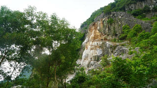 Phá nổ thành công khối đá khoảng 300 tấn, độ cao 50m tại Quảng Bình