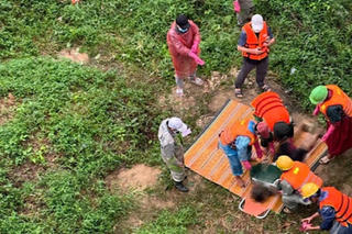 Tìm thấy thi thể 1 nạn nhân trong vụ xe rác rơi xuống sông 