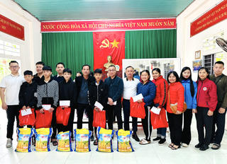 Báo Pháp luật Việt Nam mang Xuân về với bà con xứ Huế