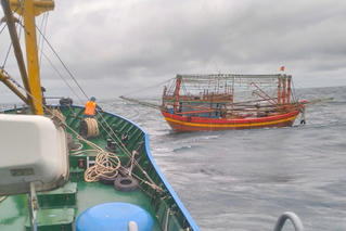 Hải đội dân quân Quảng Trị cứu nạn tàu cá, đưa ngư dân vào bờ an toàn