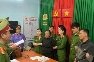 Bắt quả tang hai đối tượng làm giả hàng loạt giấy phép lái xe