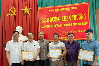 Khen thưởng 3 người dân dũng cảm cứu người đuối nước trên sông Thạch Hãn