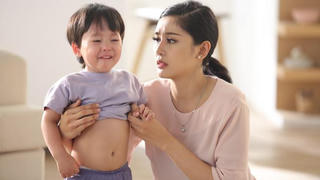 Giải quyết táo bón ở trẻ: Mẹ "chớ dại" lạm dụng 2 cách này