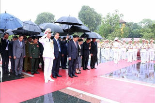 Tổng Bí thư, Chủ tịch nước Lào tưởng niệm các Anh hùng liệt sỹ