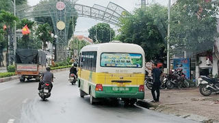 'Siết' xử lý phương tiện dừng đỗ đón trả khách sai quy định tại Kon Tum