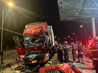 Giải cứu tài xế mắc kẹt trong cabin xe tải