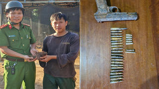 Người dân phát hiện súng và hàng chục viên đạn, kíp nổ trong rẫy gia đình