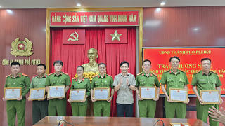 Khen thưởng đột xuất Công an TP Pleiku vì triệt xóa đường dây đánh bạc quy mô lớn
