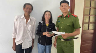 Nhận lại hơn 100 triệu đồng bị bỏ nhầm vào cốp xe của người khác