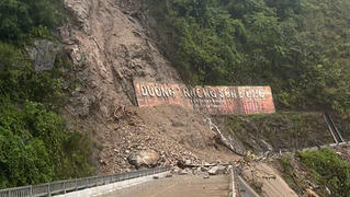 Đường Trường Sơn Đông lại sạt lở gây ách tắc giao thông