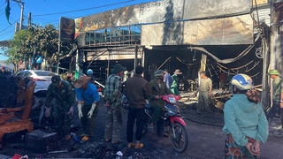 Cháy lớn cửa hàng xe máy ở Kon Tum