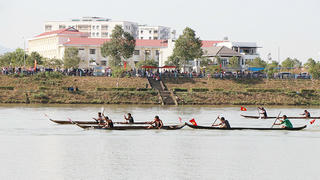 Sôi động giải đua thuyền độc mộc trên sông Đăk Bla